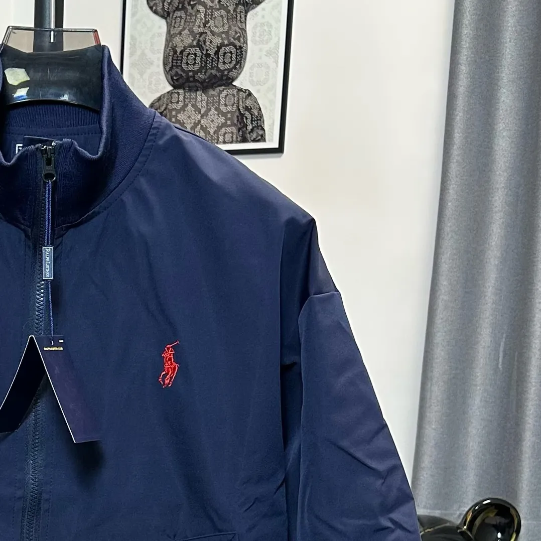 P320 Ralh Lauren men's old money style veteran stand collar workwear Harrington jacket. Ralh Lauren has gone crazy this year. The upper body of major Internet celebrities. The fabric has a double-layer shin feel and is full of weight! It's not as heavy as a regular jacket, and the ordinary cotton material feels really different. This one is super comfortable, soft and stylish, and has a green plaid interior that has a retro movie fashion feel! The fit is loose but not baggy. The size is just right and not too picky. The dropped shoulder design modifies the shoulder shape without making it look bulky. This silhouette is a style that will never go out of style after being worn for a long time. The upper body is also very durable and recognizable. The loose and reasonable fit can be worn by both men and women, making it easy to create a clean and refreshing youthful look. The embroidery on the chest is all German Oman embroidery fiber with original data. The embroidery process is very particular. It uses Japanese Tajima machines to ensure the embroidery is exquisite and three-dimensional. That is what I said is different from the ones on the market. Regarding the workmanship, the version is a loose version and can be used by boys and girls!! Color: black, navy, size: S-XL